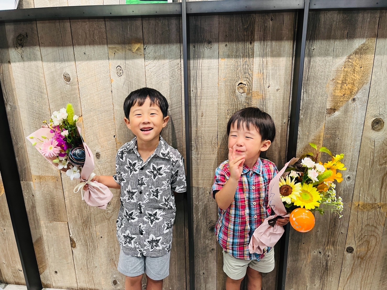 花重 夏祭りの「花すくい&ブーケづくり」ワークショップを楽しむ子ども(完成した姿)