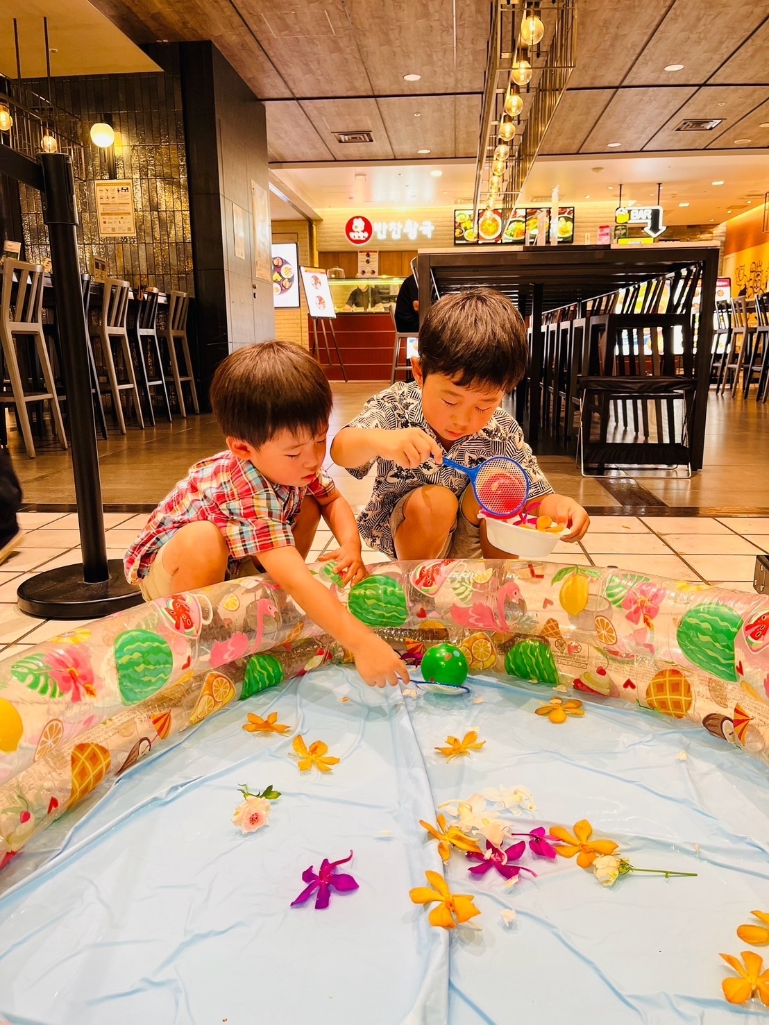 花重 夏祭りの「花すくい＆ブーケづくり」ワークショップを楽しむ子ども