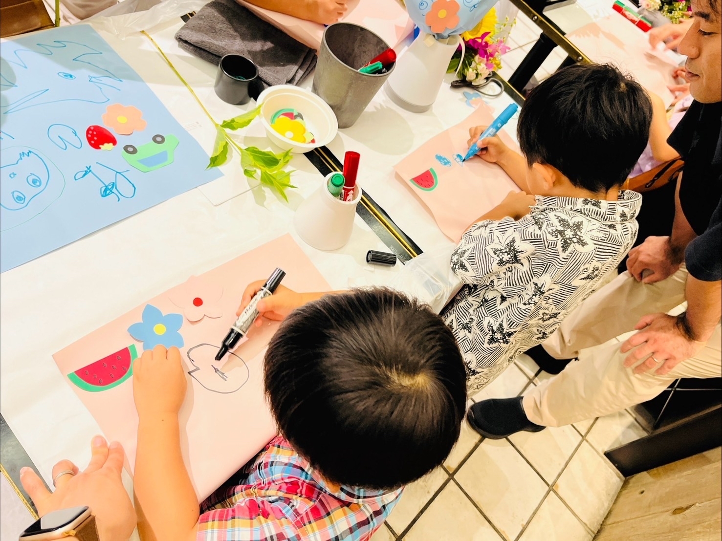花重 夏祭りの「花すくい&ブーケづくり」ワークショップを楽しむ子ども
